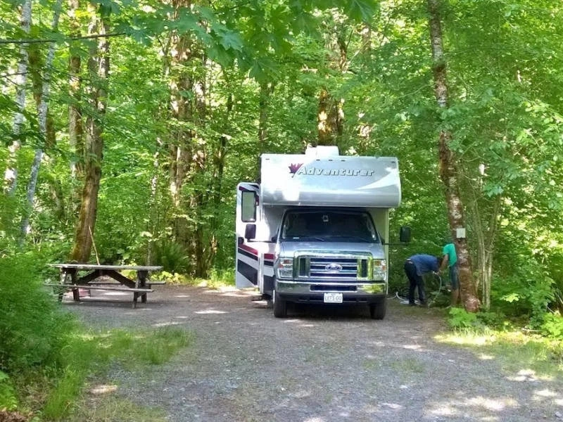 Wohnmobil von vorne auf einem Campingplatz im Wald in Kanada