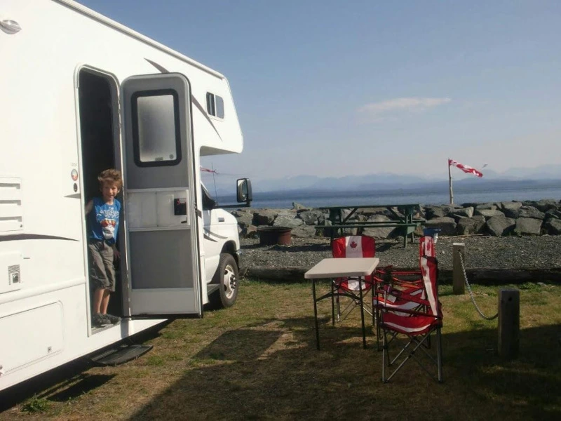 Junge blickt aus Wohnmobil im Westen Kanadas.
