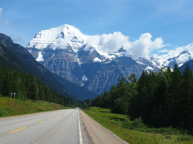Straße im Jasper Nationalpark mit Mount Robson im Hintergrund in Kanada