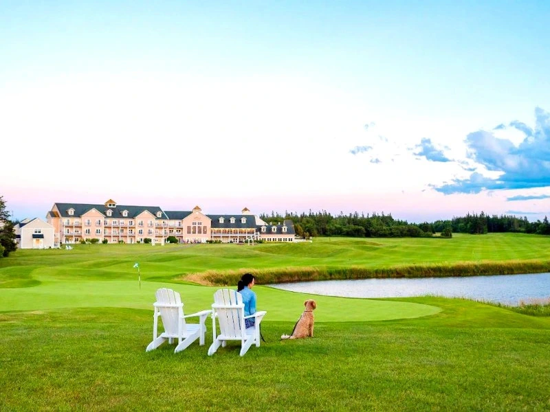 Hotelanlage mit sattgrüner Wiese und einem See auf Prince Edward Island in Kanada