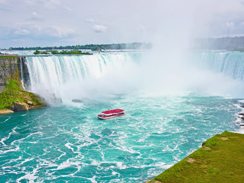 Mit dem Boot nahe an die Niagarafälle in Ostkanada