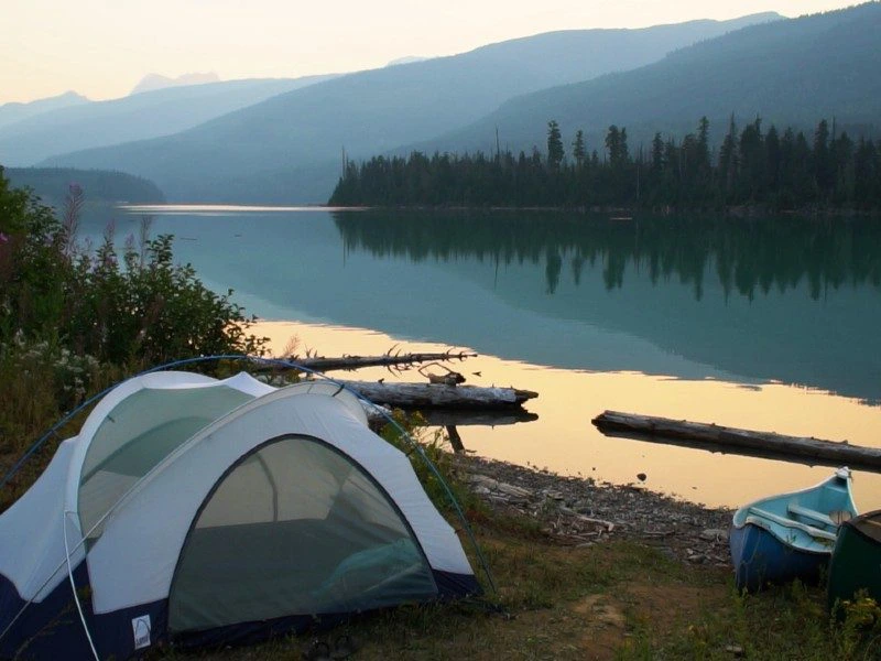 Zelt am See im Wells Gray Provincial Park, Kanada