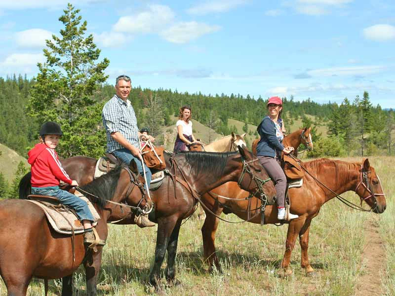 Reisende reiten auf der Ranch in Kanada