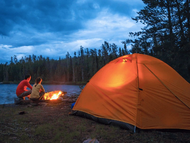 Lagerfeuer vorm Zelt im Wells Gray Provincial Park, Kanada