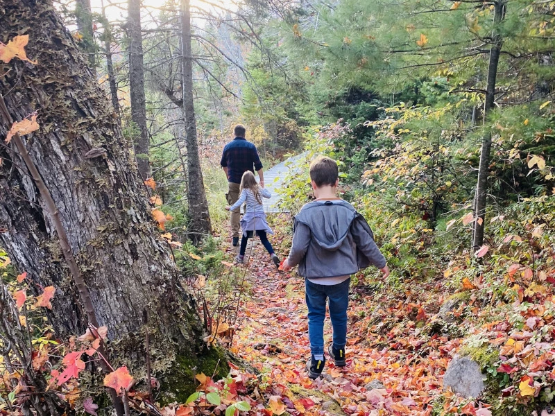 Familie wandert in Kanada