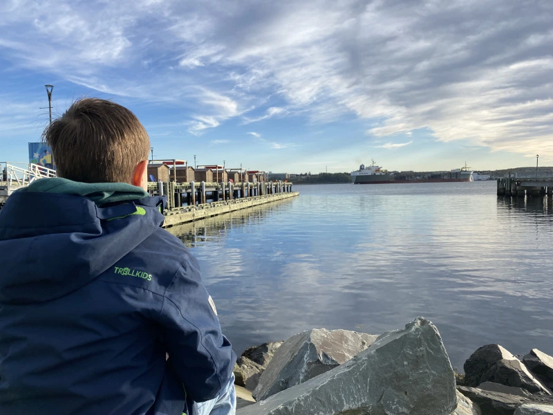 Kind an der Halifax Waterfront in Kanada