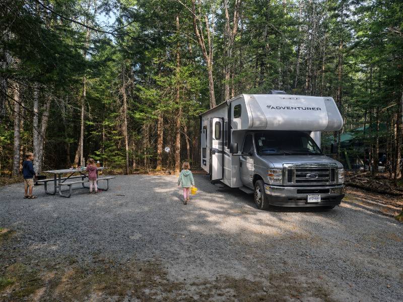 Wohnmobil auf einem im Wald gelegenen Campingplatz in Kanada