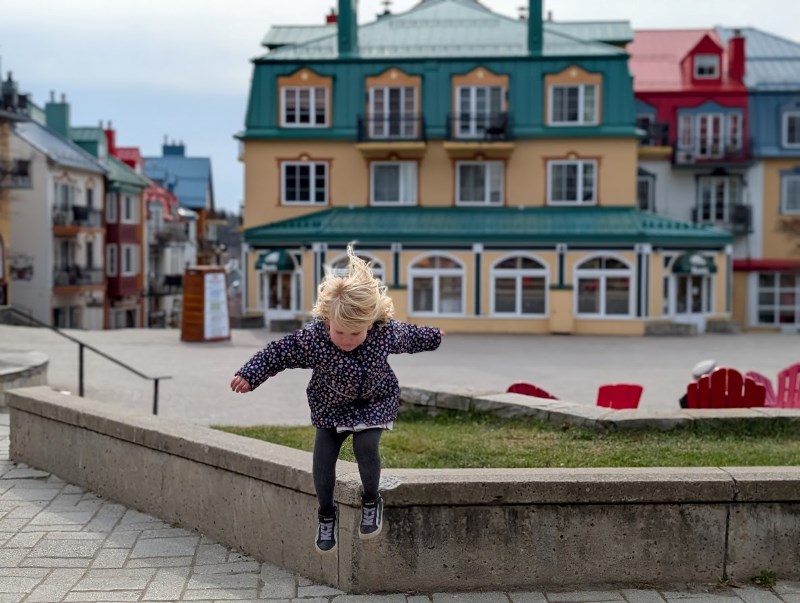 Kind spielt in der Innenstadt von Mont Tremblant