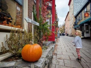 Mit Kindern in der Innenstadt von Quebec, Kanada