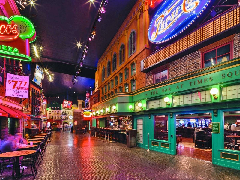 Erleuchtete Gasse im Hotel