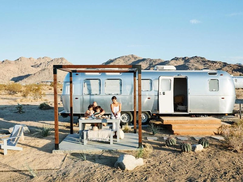 Familie, Joshua Tree Airstreamer
