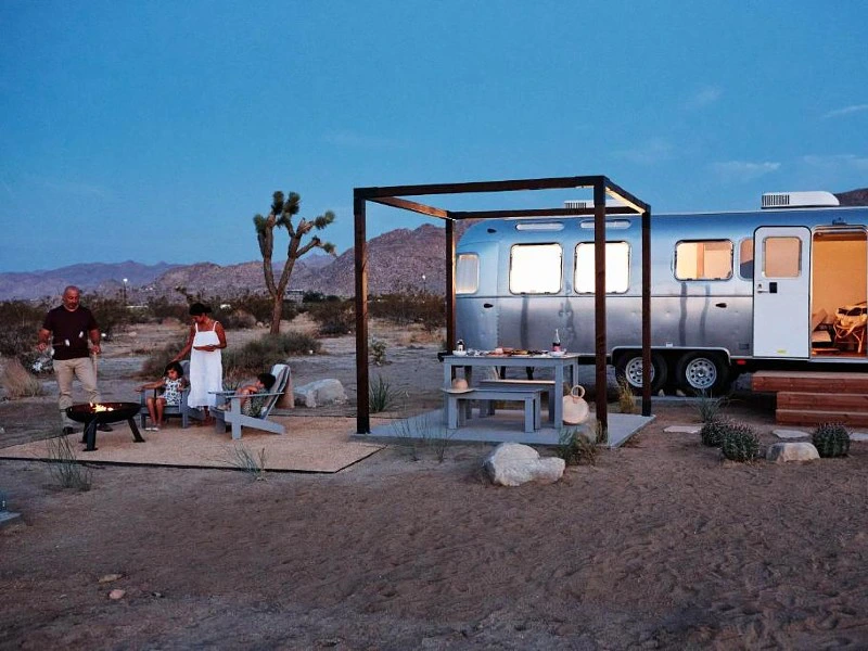 Familie bei Nacht, Joshua Tree Airstreamer