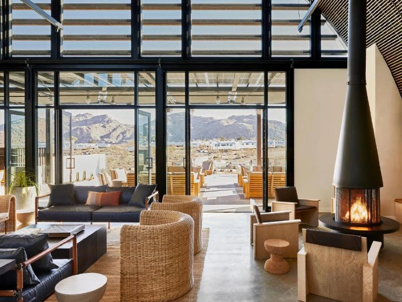 Feuerstelle in der Lobby, Joshua Tree Airstreamer