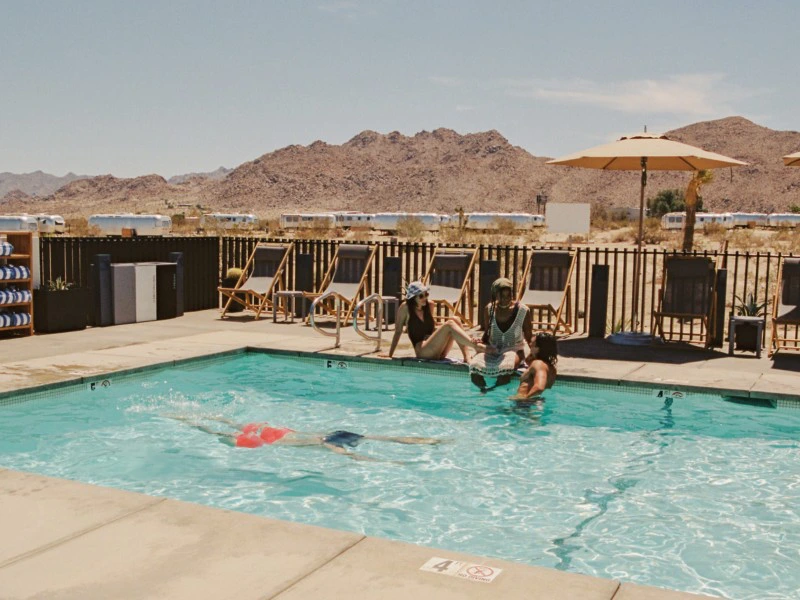 Gruppe am Pool, Joshua Tree Airstreamer