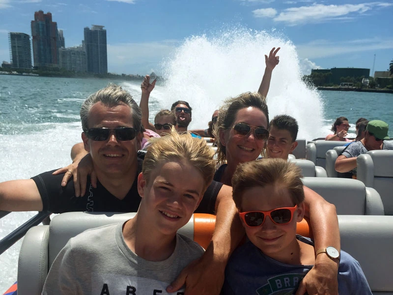 Familie auf einer Speedboattour in Miami