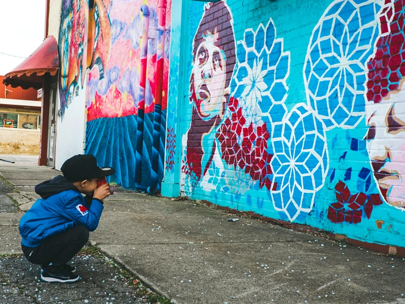 Kind betrachtet Graffiti an einer Wand