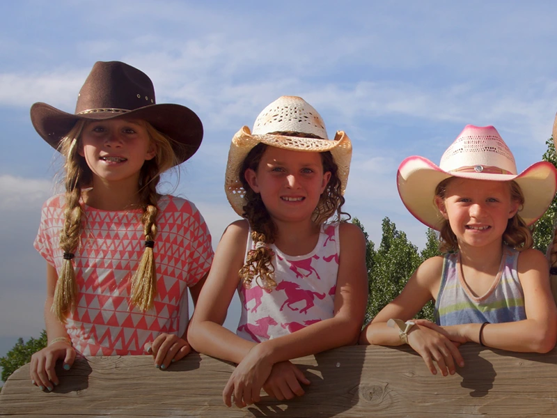 Kinder mit Cowboyhüten