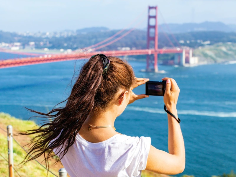 Frau und Golden Gate Bridge