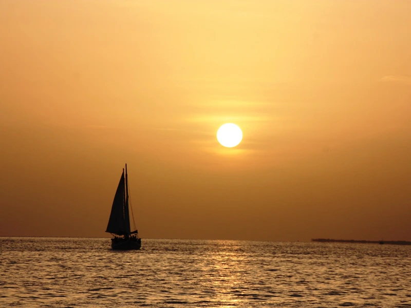 Segelboot beim Sonnenuntergang