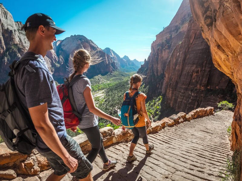 Familie wandert im Nationalpark