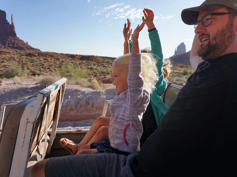 Kind bei Jeepfahrt im Monument Valley