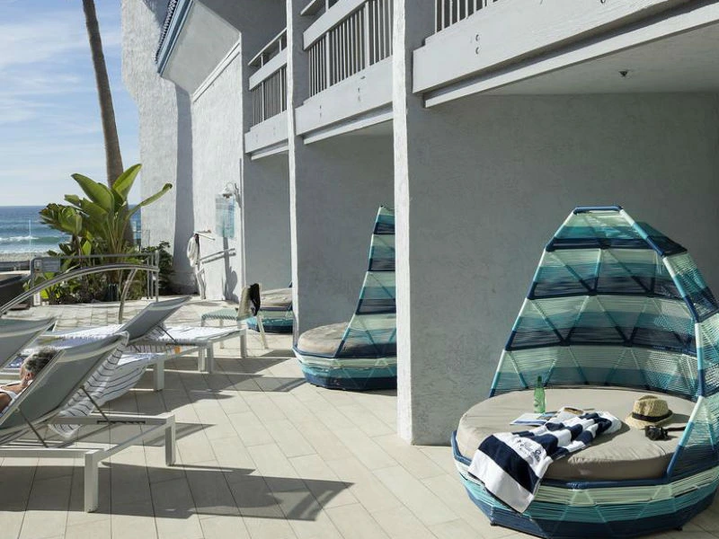 Strandliegen am Hotel