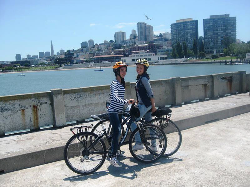 Mädchen stehen auf einer Brücke mit Ihren Fahrrädern
