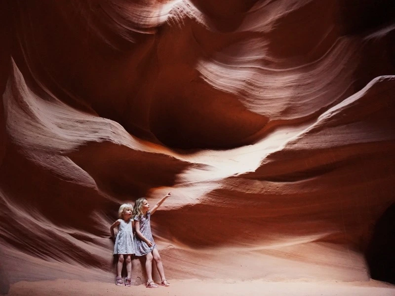 Kinder vor Felsen im Antelope Canyon