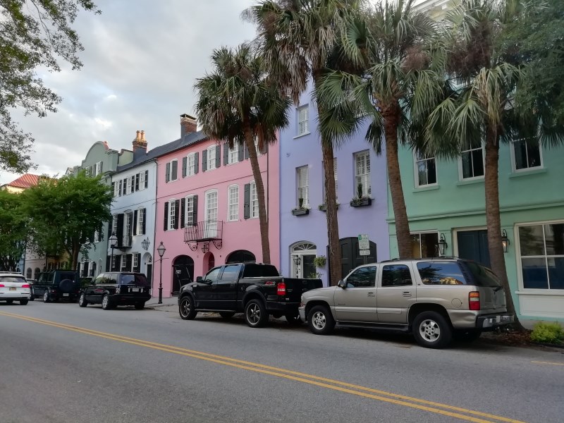 Rainbow Row, Straße mit bunten Häusern, in Charleston