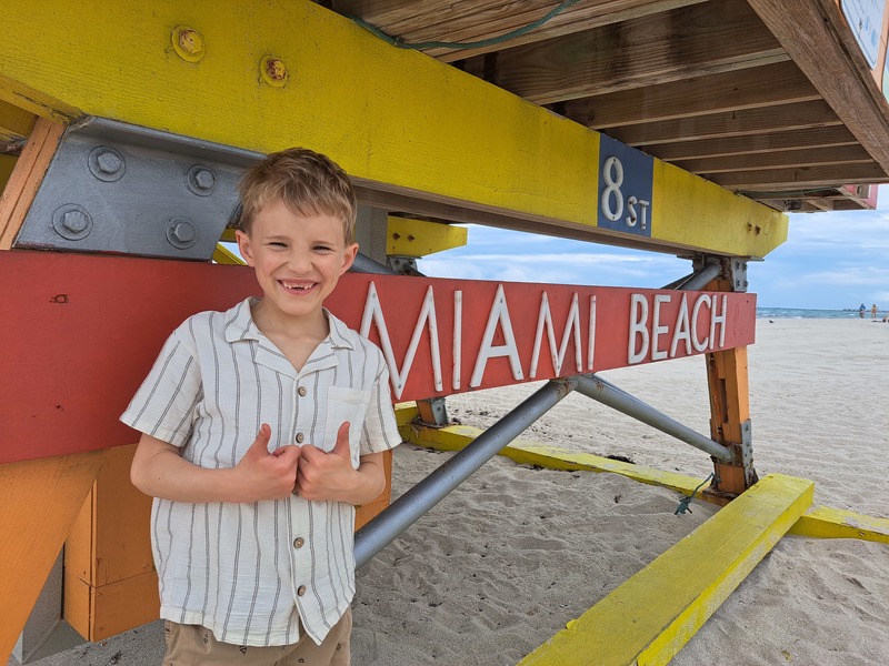 Junge am Miami Beach