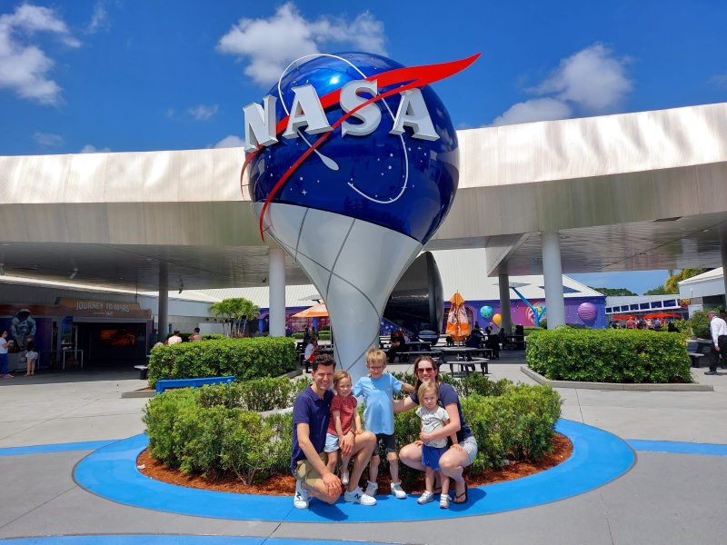 Familie vor dem Kennedy Space Center in Cocoa Beach