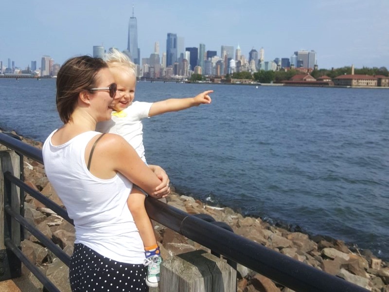 Frau und Kind vor New Yorker Skyline