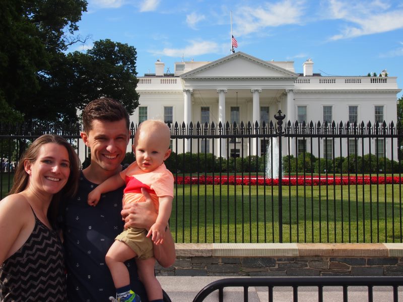 Familie vor dem weißen Haus in Washington D.C.