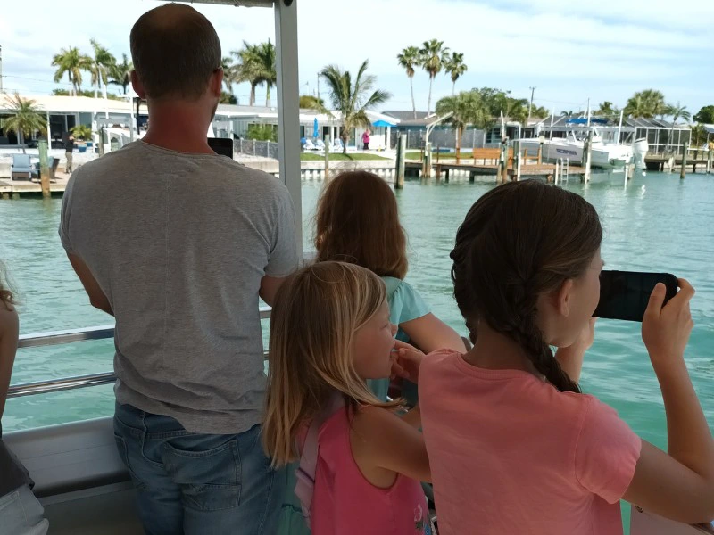 Familie bei einen Delphin Tour in Florida, USA