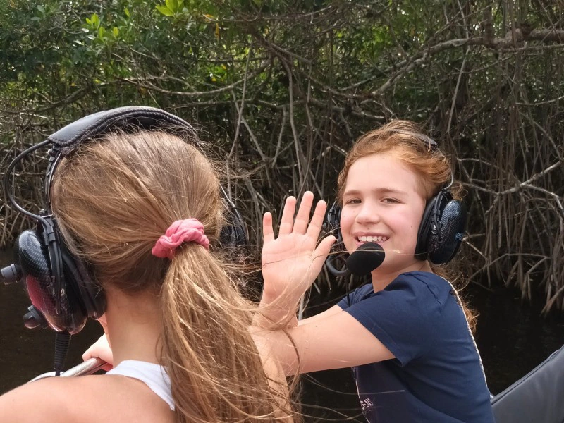 Kinder in den Everglades- bei einer Airboat Tour, USA