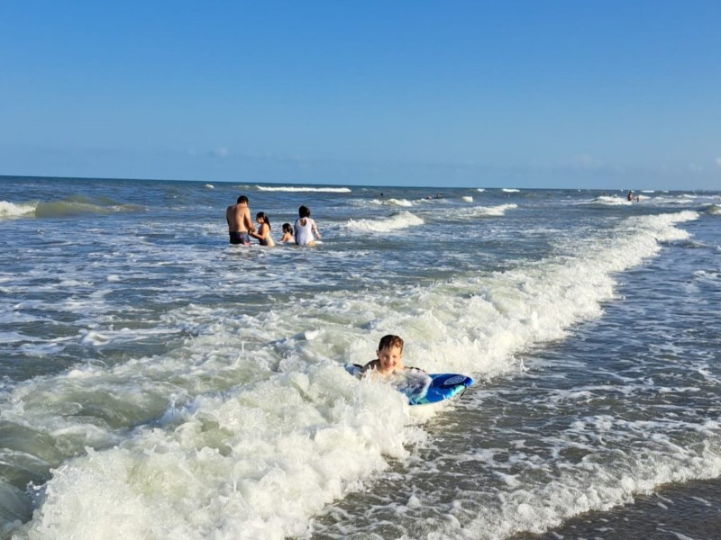 Kind mit Bodyboard am Cocoa Beach