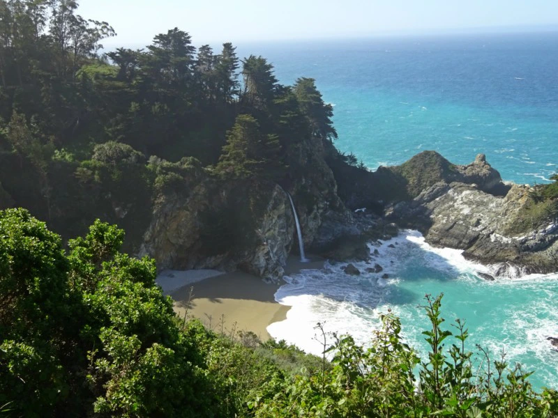 Bucht mit einem Wasserfall am Highway 1