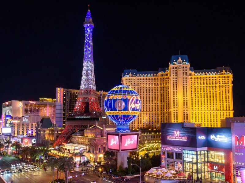 Blick auf den leuchtenden Miniatur-Eiffelturm in Las Vegas bei Nacht
