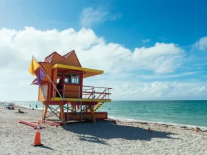 buntes Rettungschwimmerhäuschen am Strand von Miami