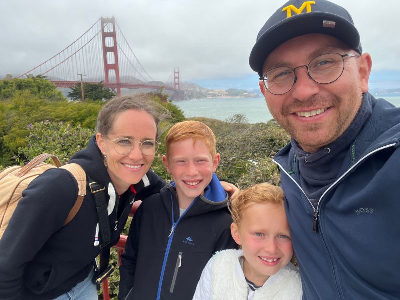 Familienselfie vor der Bay Bridge in San Francisco