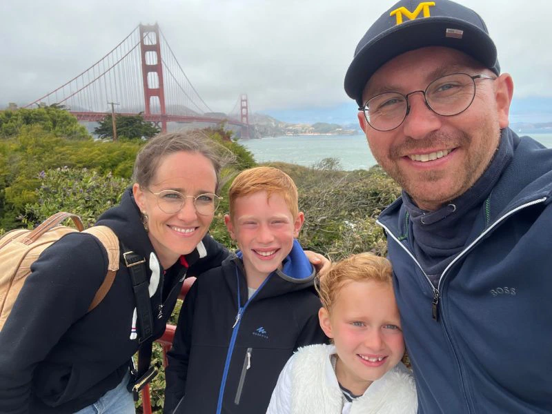 Familienselfie vor der Bay Bridge in San Francisco