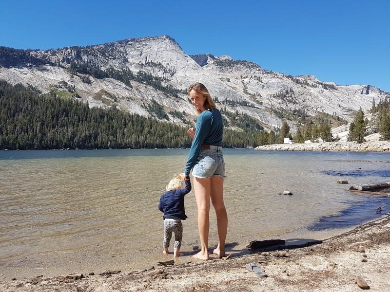 Mutter mit Kind an einem See im Yosemite Nationalpark