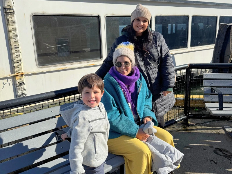 Reisende am Fähranleger nach Alcatraz in San Francisco, USA