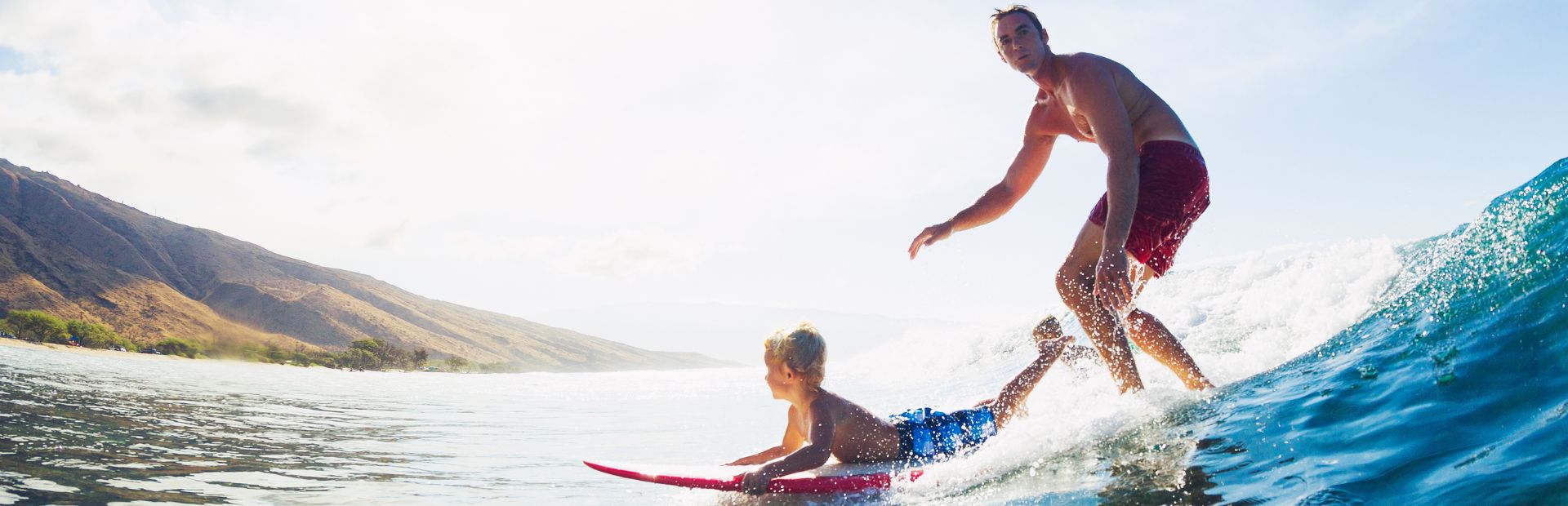 Surfen mit der Familie vor Hawaii