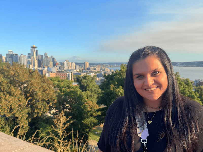 Frau an Aussichtspunkt mit Seattle im Hintergrund