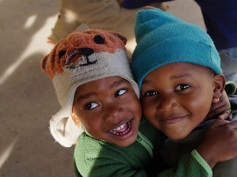 Kinder im Township in Knysna Südafrika
