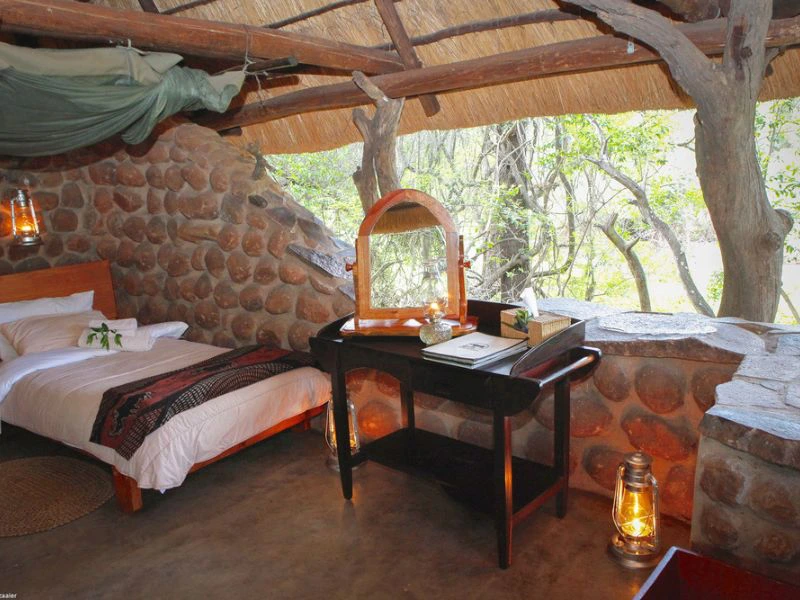 Durch die großen Fenster des Cottages fällt viel natürliches Licht ein und Sie können den Blick in die Natur genießen Eswatini