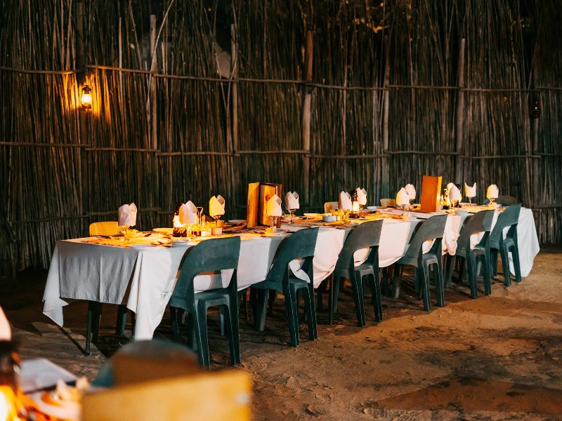 Restaurant im Freien in Ihrer Safarilodge bei Hoedspruit in Südafrika