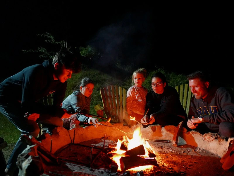 Familie am Lagerfeuer im Mlilwane Nationalpark Swaziland