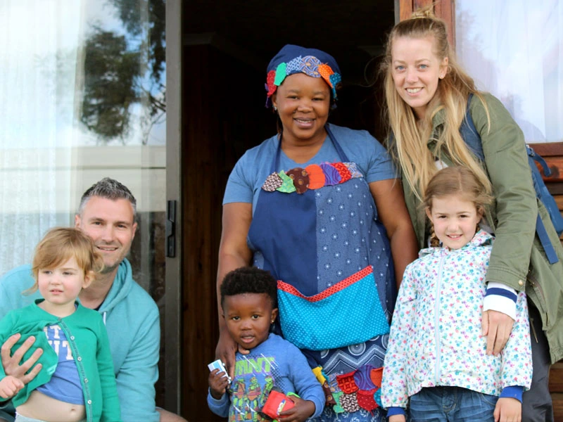 Familie trifft Locals in Südafrika
